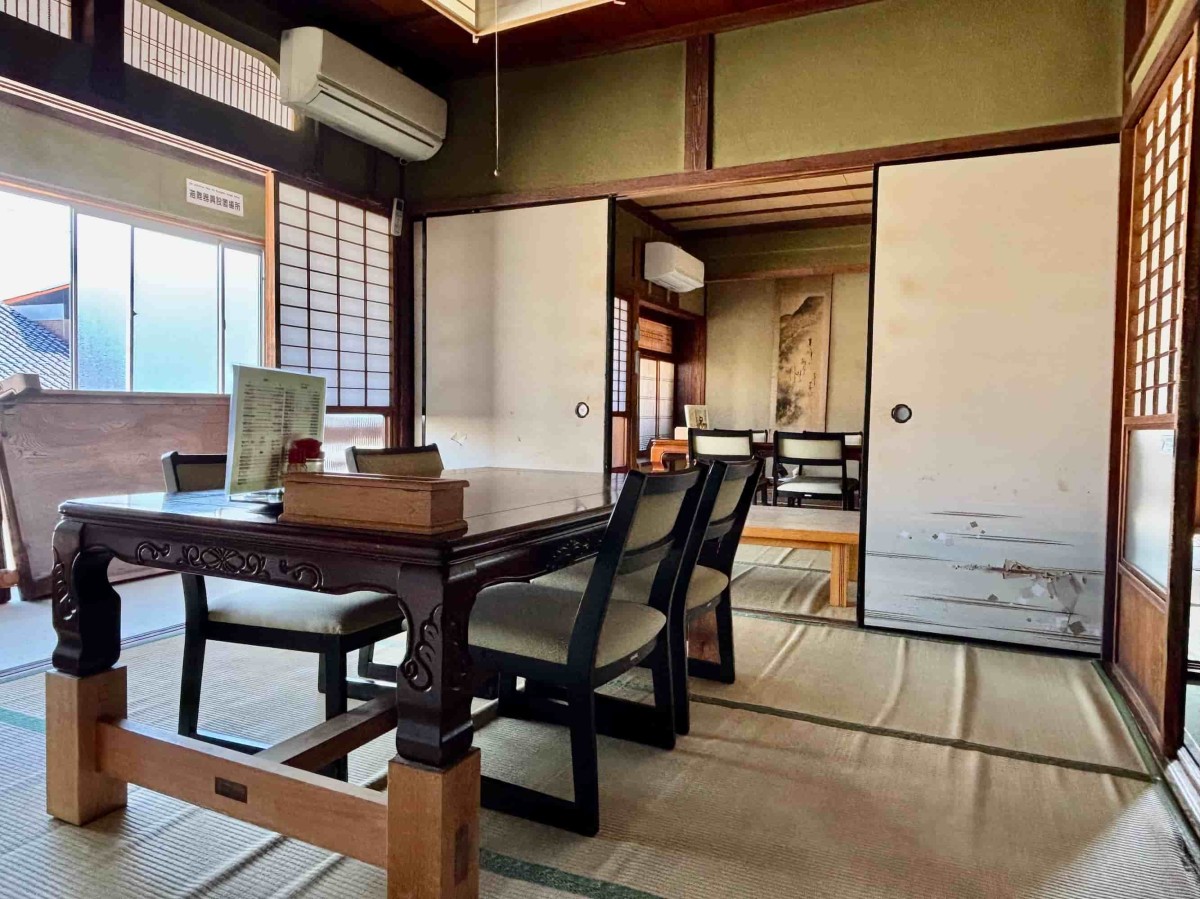 浜田市の『たこ初食堂』の2階座敷。