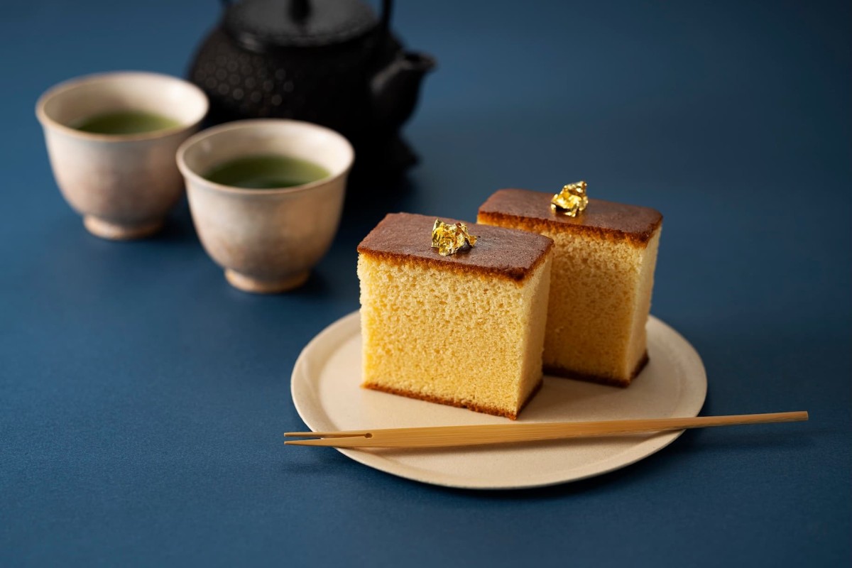 島根県浜田市の『有限会社齋藤アルケン工業』の「昭和百華」カステラとお茶。