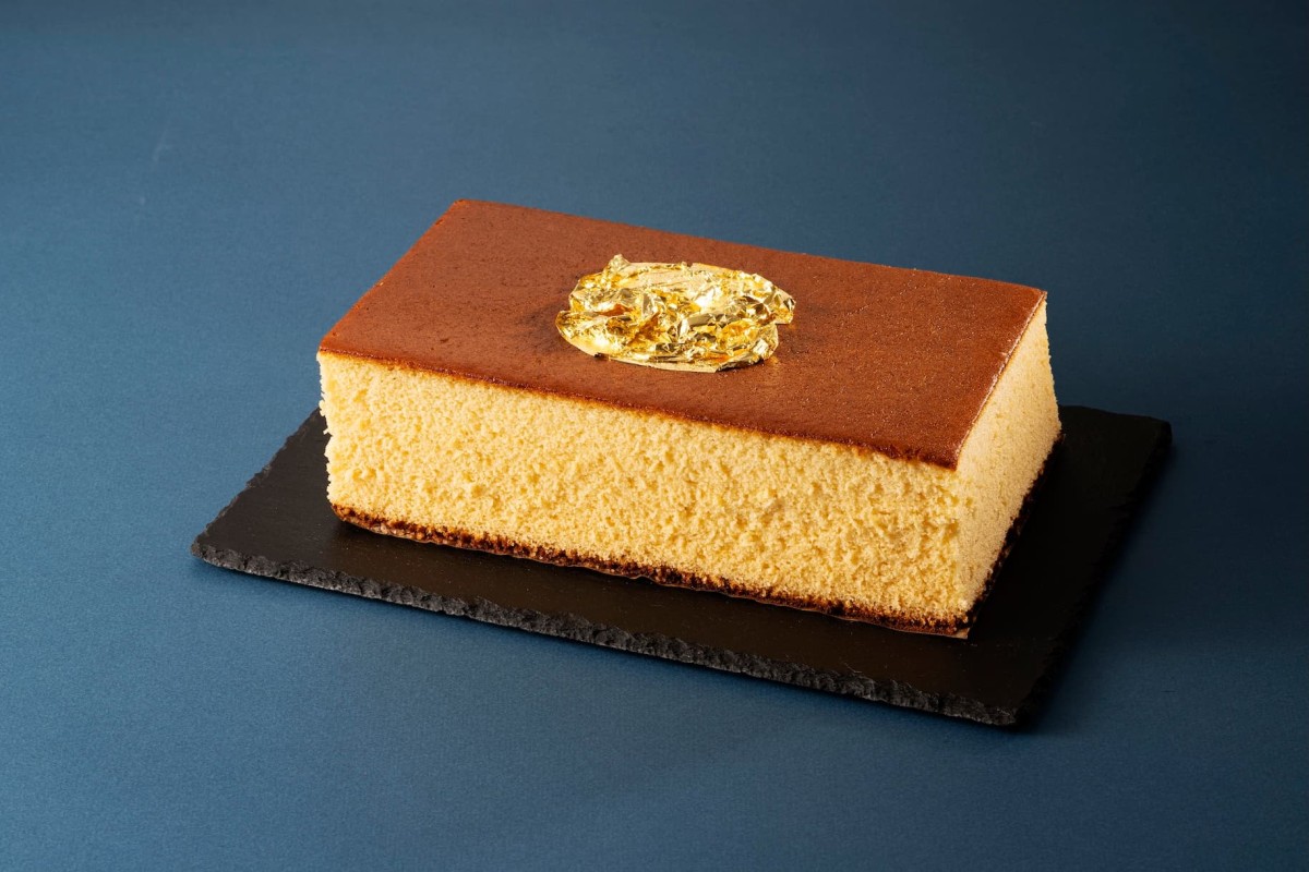 島根県浜田市の『有限会社齋藤アルケン工業』の「昭和百華」カステラ金箔のせ。