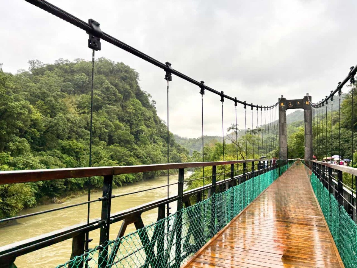 台湾の十分にある「十分瀑布」に向かう橋。