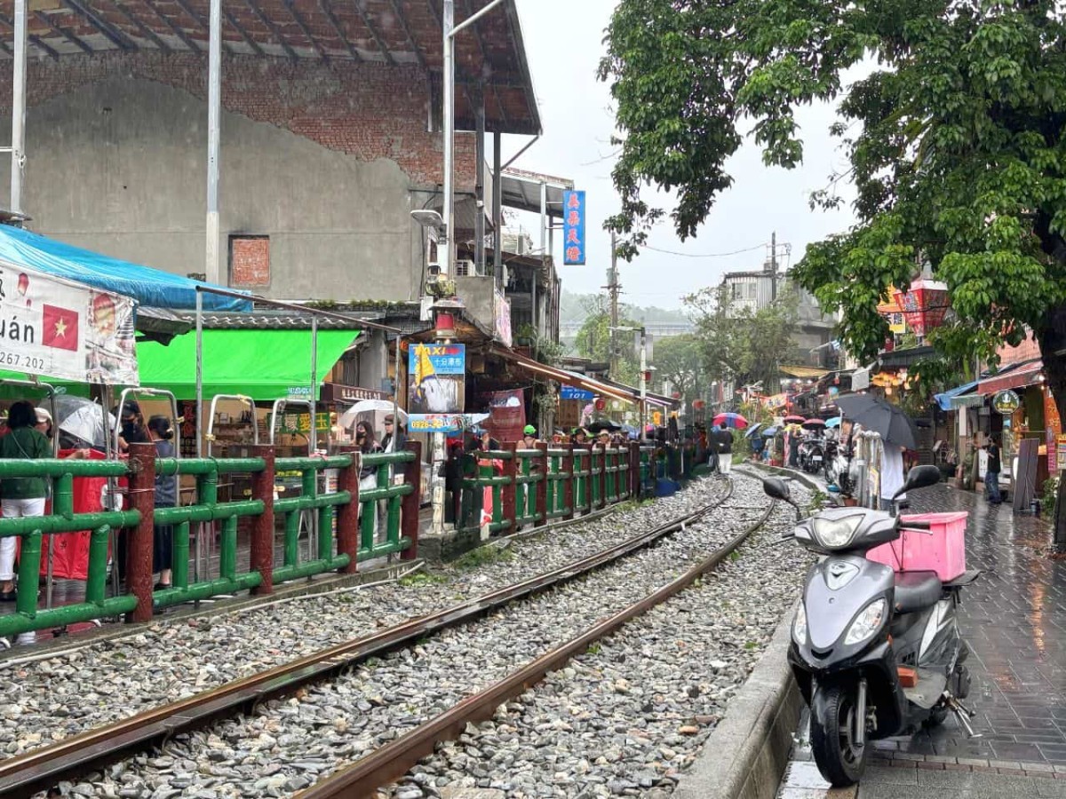 台湾の「十分老街」の線路。