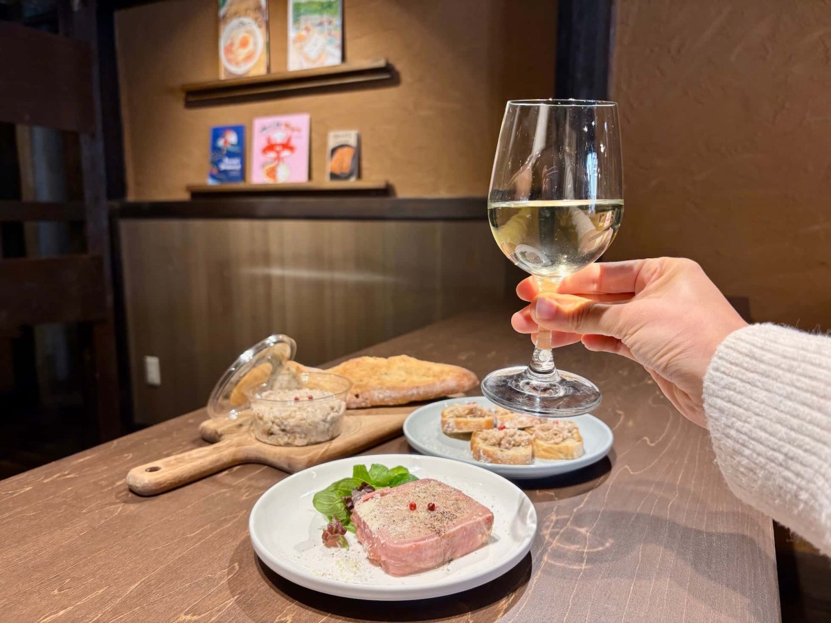 鳥取県米子市にある総菜店『NEJI』のカウンターでの食事風景。