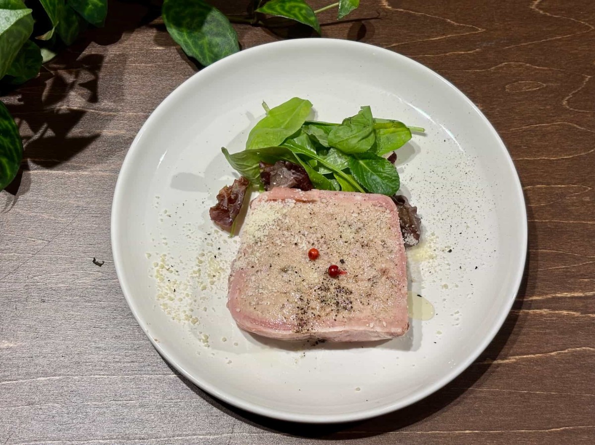 鳥取県米子市にある総菜店『NEJI』の「テリーヌ」。