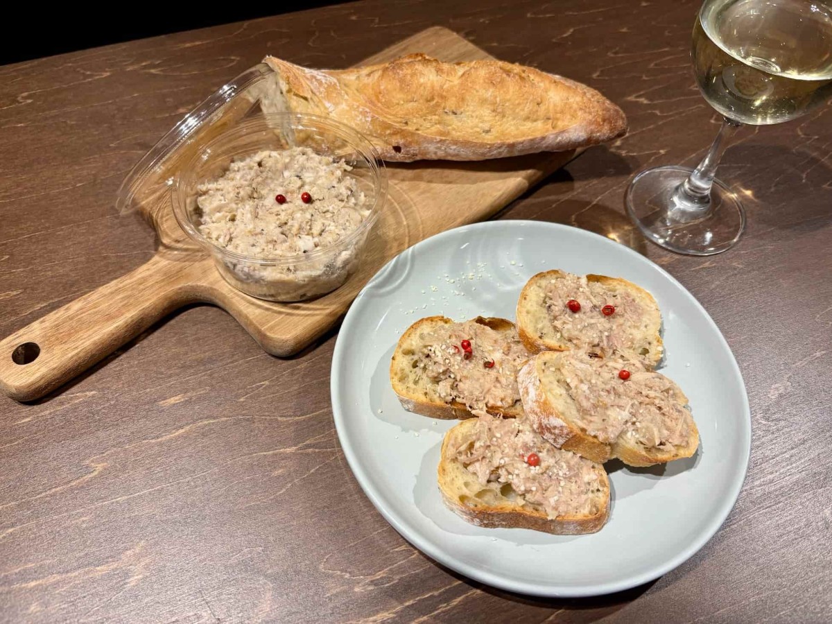 鳥取県米子市にある総菜店『NEJI』の「ポークリエット」。