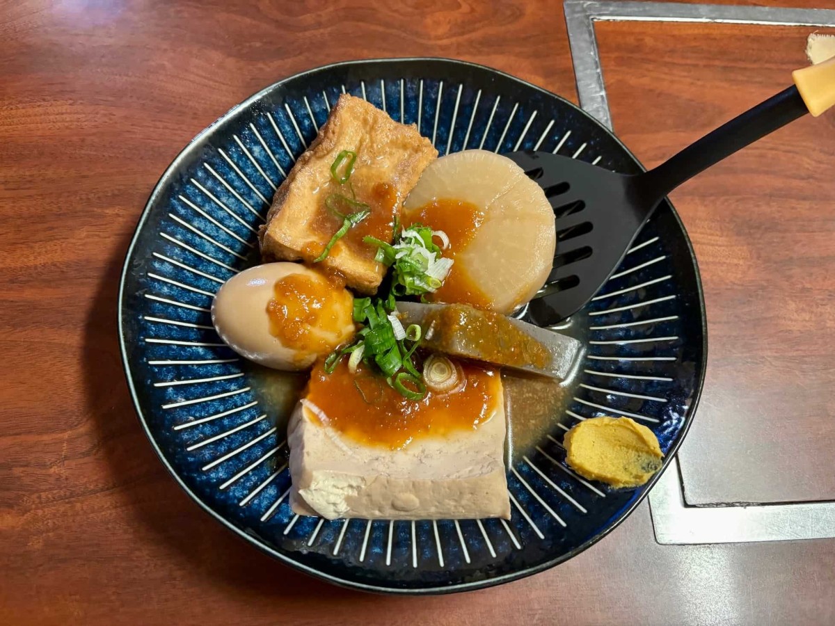 島根県雲南市にある『大衆酒場かもと』の「おでん」の具。