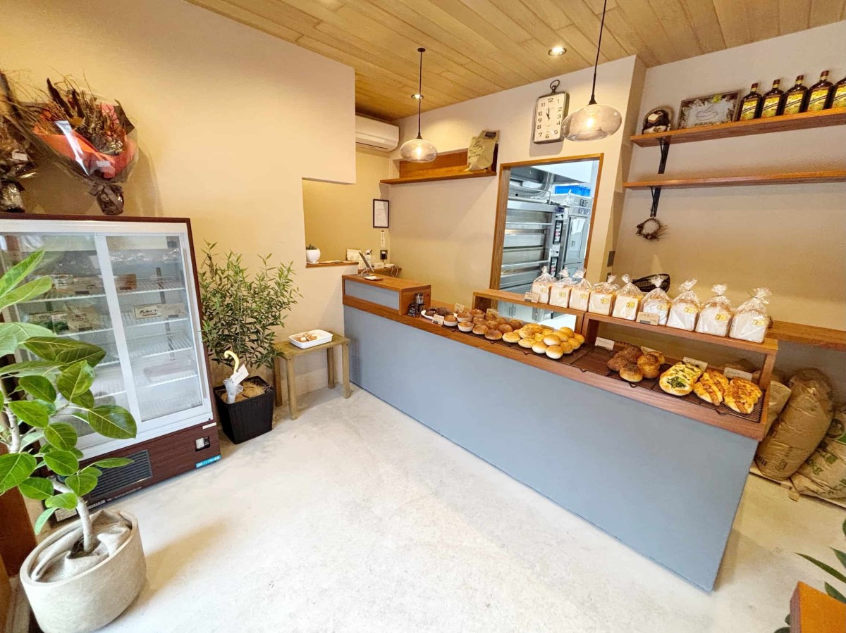 松江市宍道町にあるパン屋『bake32』の内観。
