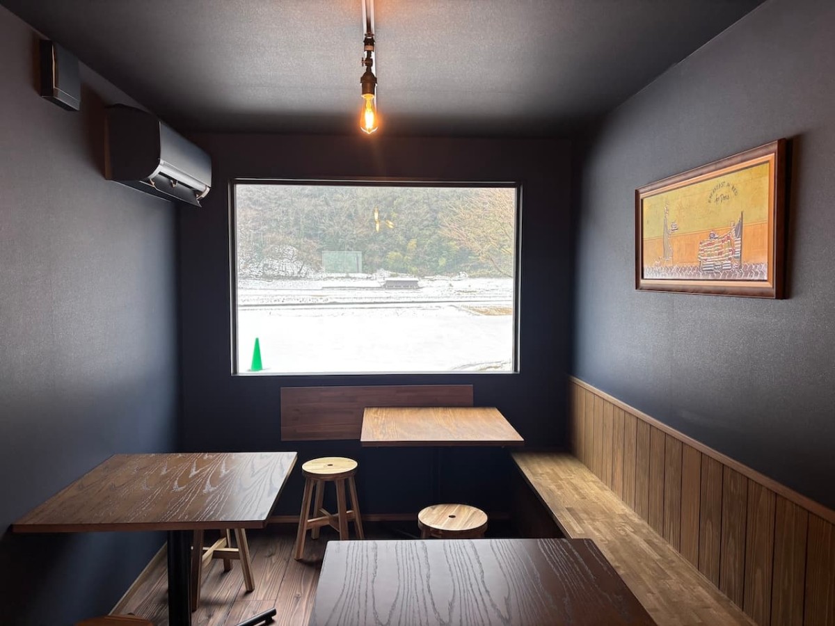 出雲市佐田町の『TAKE OUT ばなな』のカフェの内観。