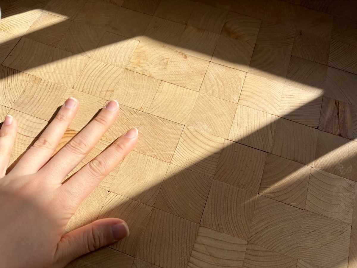 島根県松江市にある犬同伴OKのカフェ『あしあと』の店内のヒノキの床。