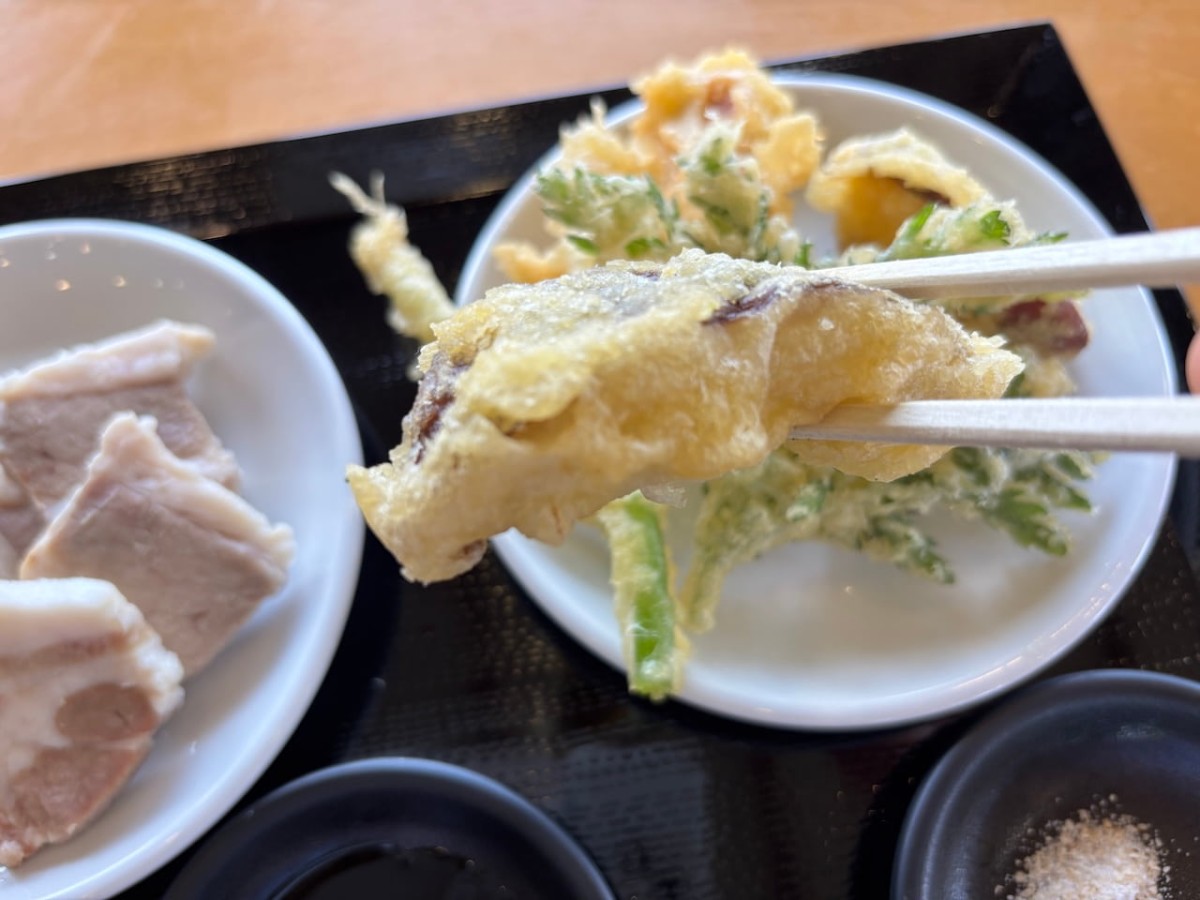 島根県邑南町にある『バイキングレストラン こうぼく野菜や』の「シイタケの天ぷら」