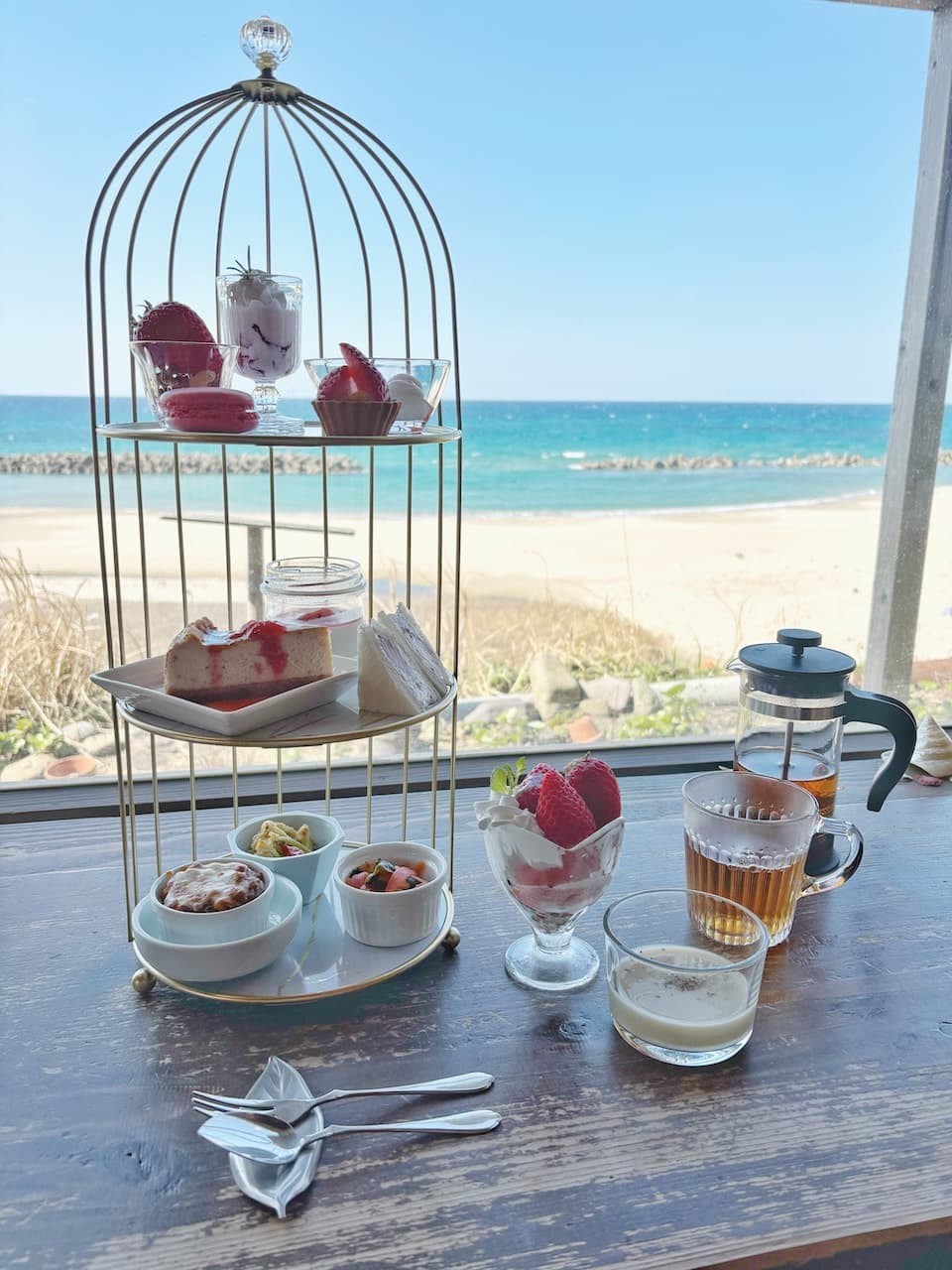 島根県出雲市の『Artemisia From ゆうずキッチン』の「いちごのアフタヌーンティー」。