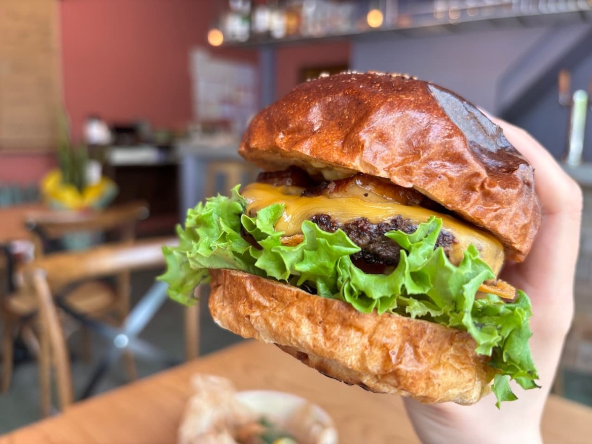 出雲市の『PLACE』で販売されている「PLACEバーガー」。