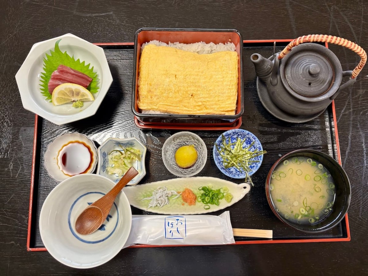 島根県出雲市の『味処おかや』の「出汁巻玉子重膳」。