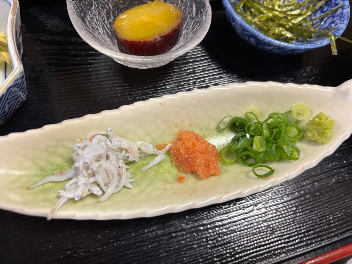 島根県出雲市の『味処おかや』の「出汁巻玉子重膳」。