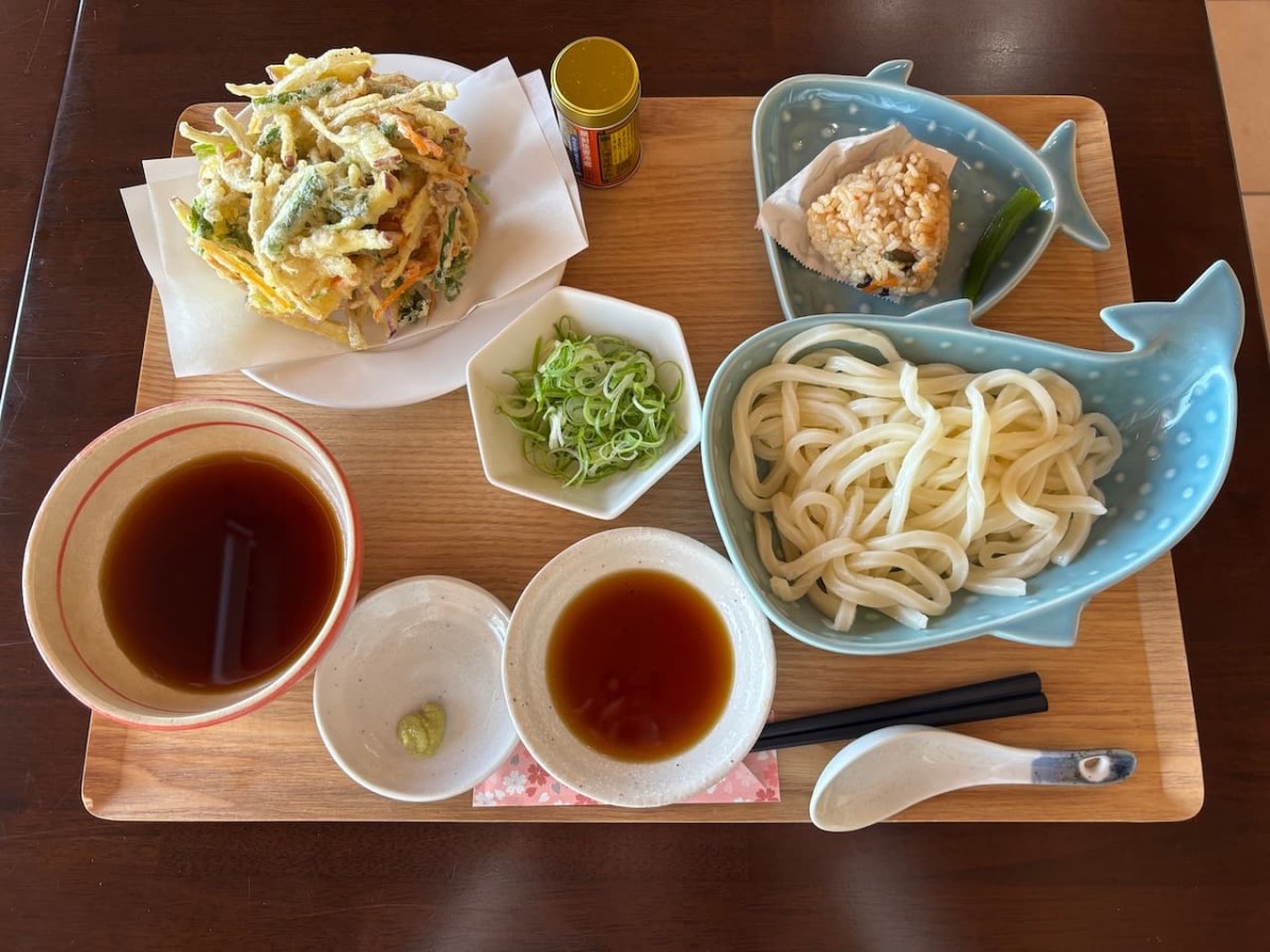 島根県出雲市の『創作料理レストランみつばち』のうどんランチ。