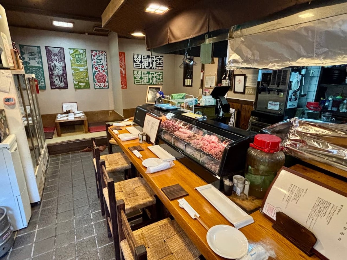 島根県出雲市の『焼鳥 あす香』の内観。