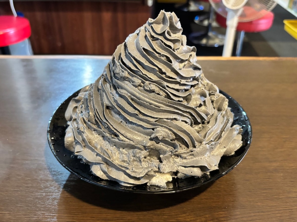 出雲市の『やきそばや』のエスプーマかき氷「渡橋ブラック」。