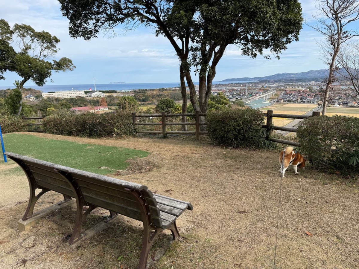 島根県益田市にある「万葉公園」のベンチ
