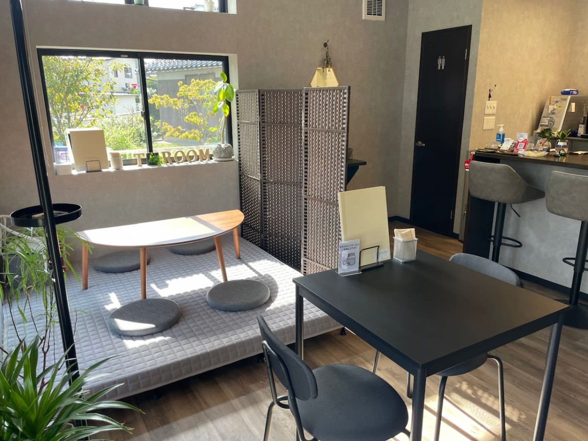 倉吉市海田西町にあるカフェ「T-ROOM CAFE+BAR」の店内の様子