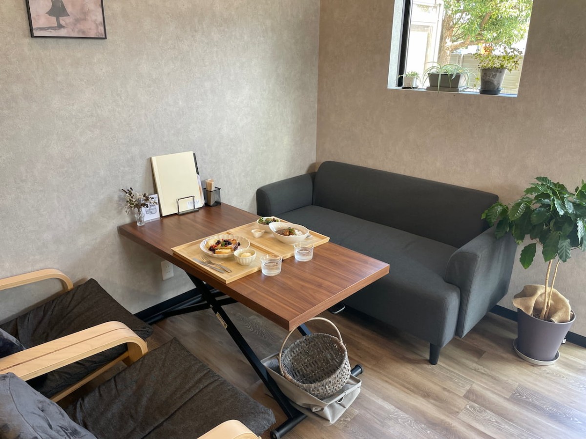 倉吉市海田西町にあるカフェ「T-ROOM CAFE+BAR」の店内の様子