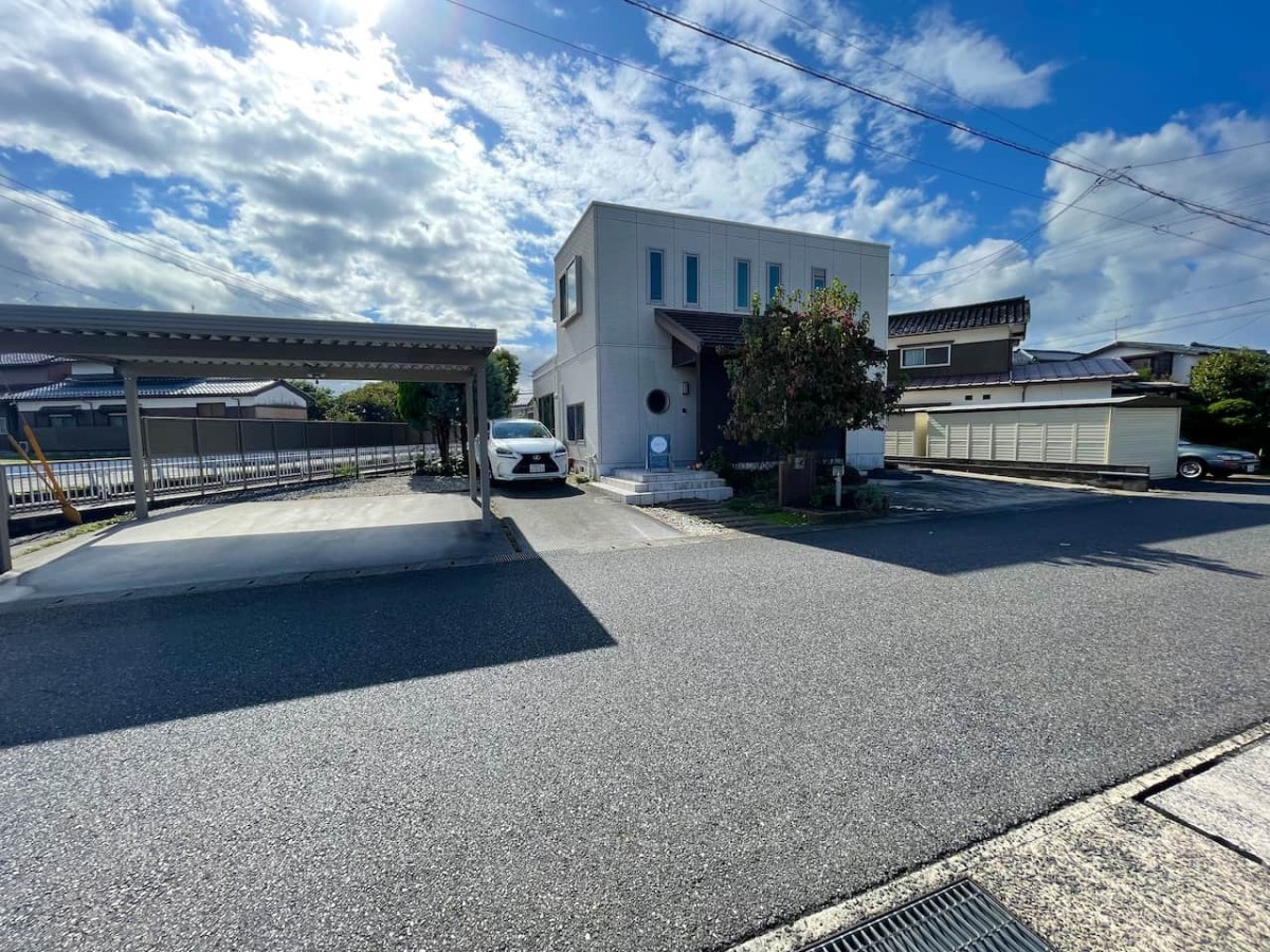 倉吉市海田西町にあるカフェ「T-ROOM CAFE+BAR」の駐車場