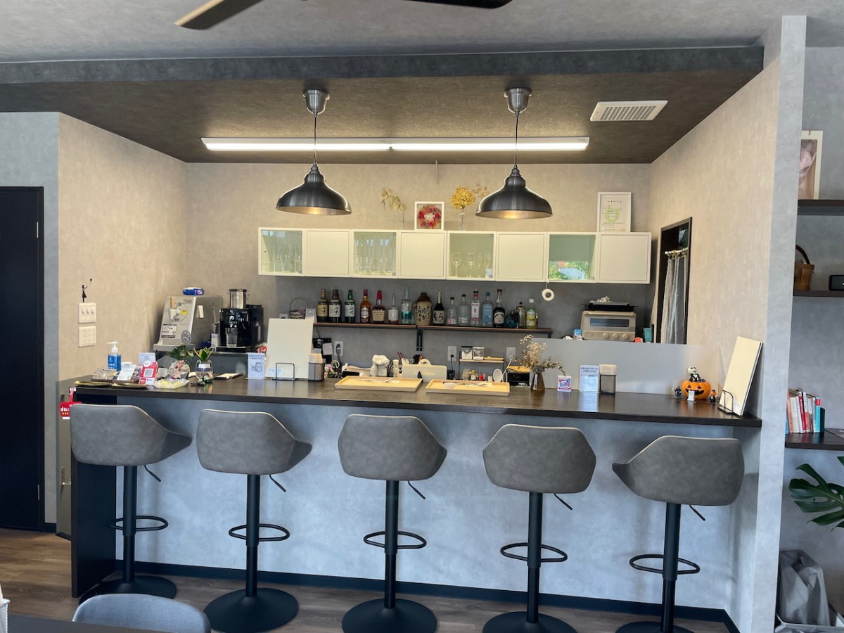 鳥取県倉吉市海田西町にある「T-ROOM CAFE + BAR」のバーカウンター