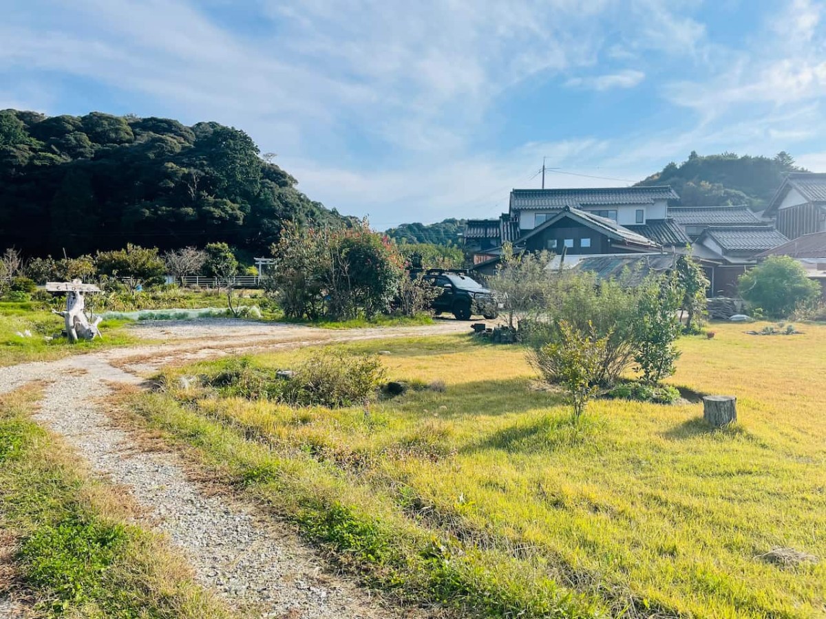 島根県安来市にある流木家具屋×カフェ「relaKS」の駐車スペース