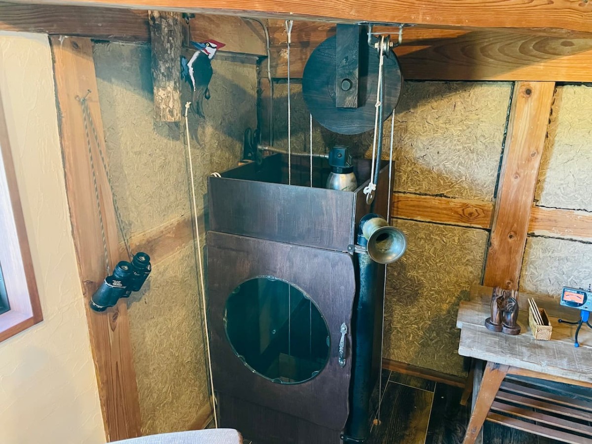 島根県安来市にある流木家具屋×カフェ「relaKS」の2階の滑車