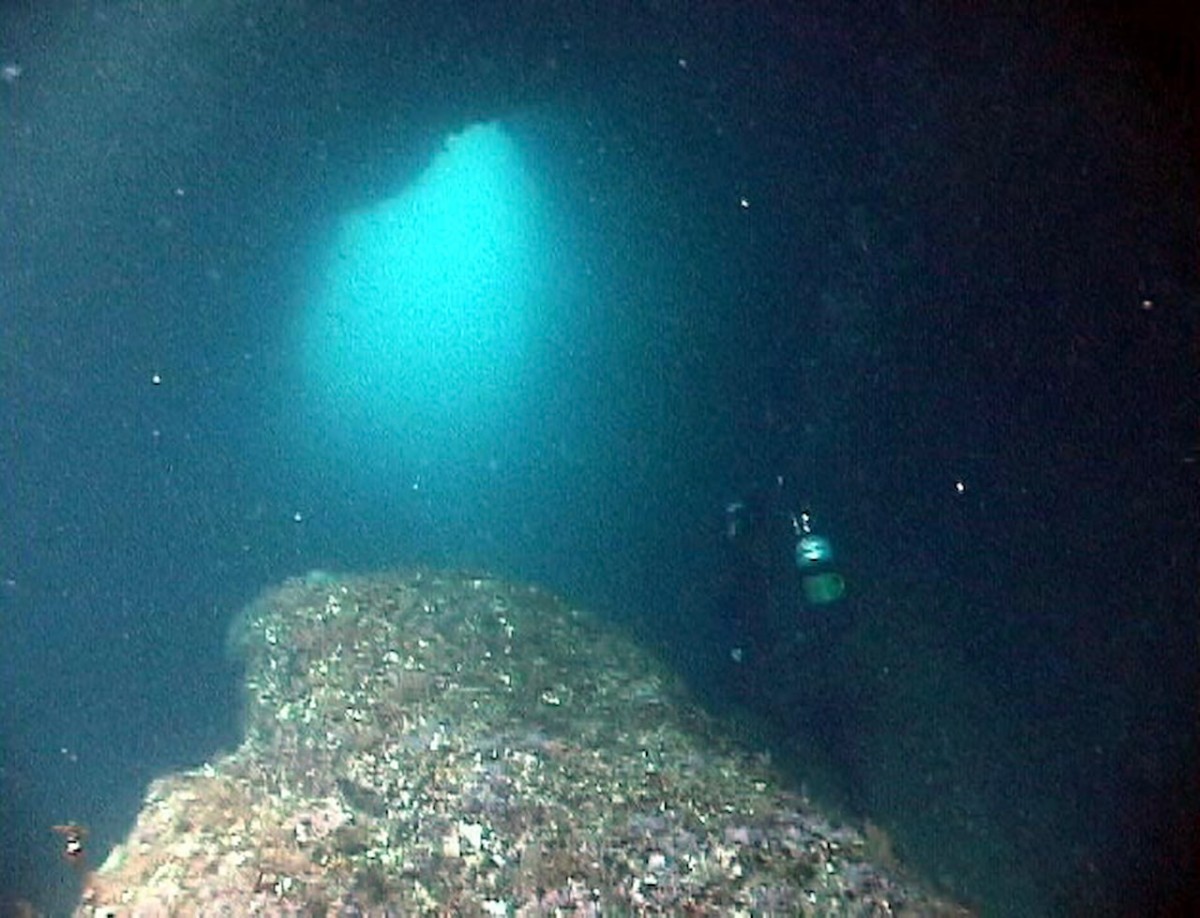島根県出雲市日御碕にある黒島の海底遺跡