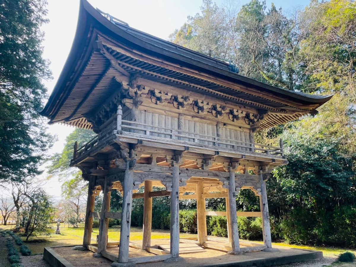 島根県安来市にある雲樹寺の山門の裏側