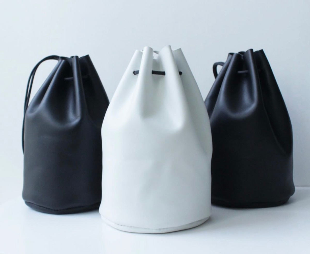 島根県安来市にあるレザークラフトEAST WOODのレザー巾着バッグ