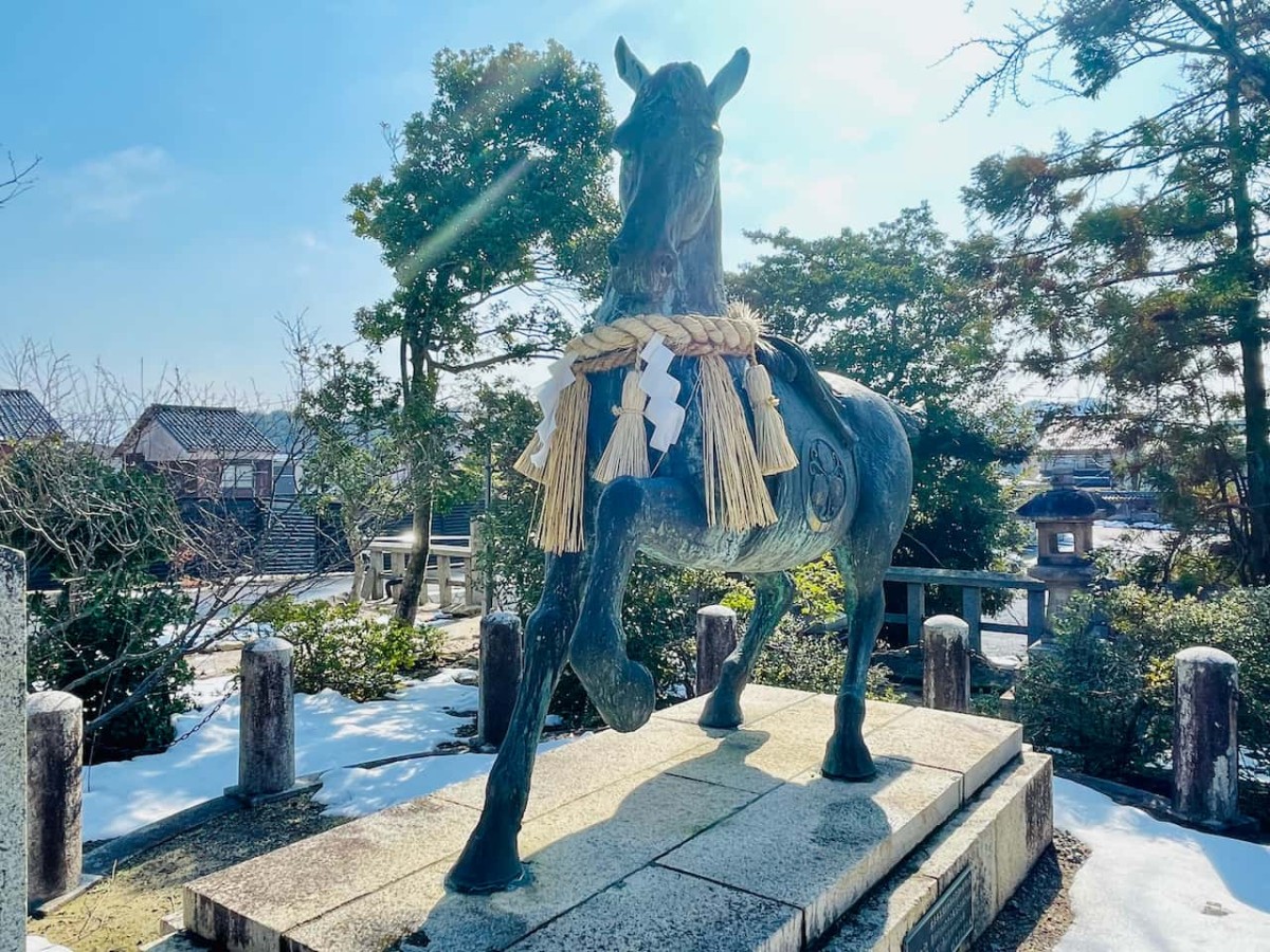 米子市博労町にある勝田神社の青銅神馬