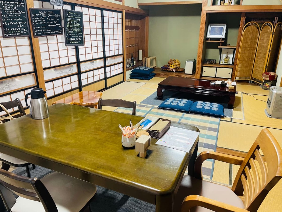 島根県安来市にある燻製レストランけむり家の店内。