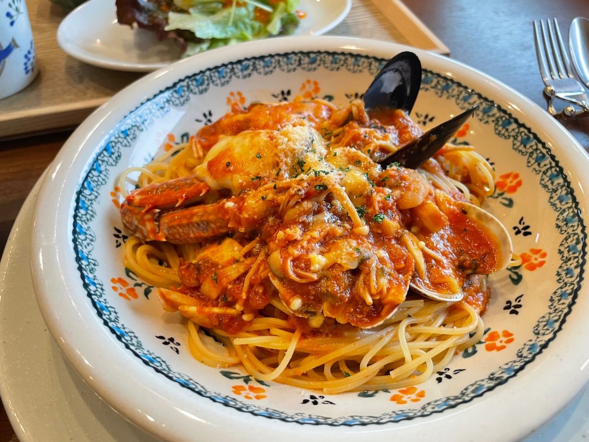 島根県安来市にあるジェラート&レストラン「ワライカワセミ」のシーフードとモツァレラのスパゲッティ