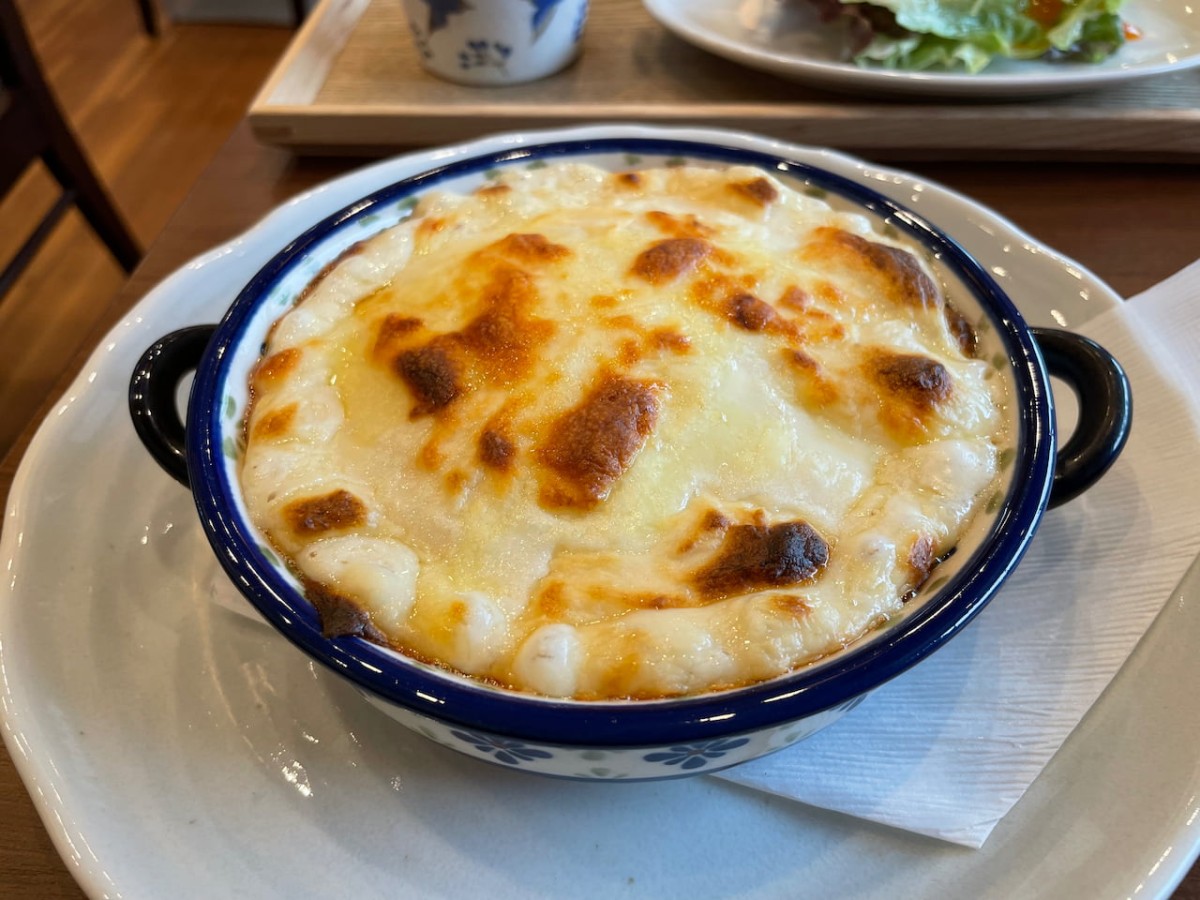 島根県安来市にあるジェラート&レストラン「ワライカワセミ」のサケのドリア