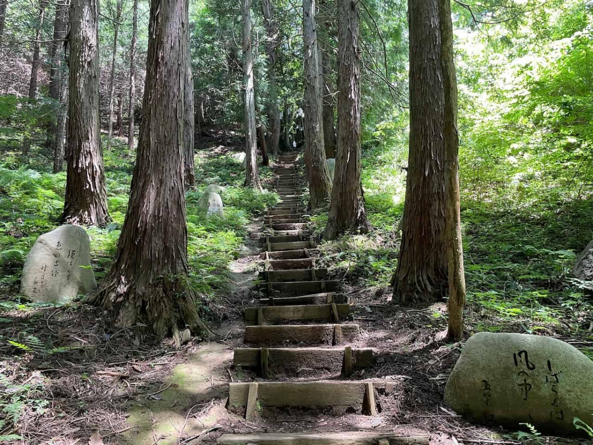 島根県雲南市大東町にある須我神社の奥宮へ続く階段
