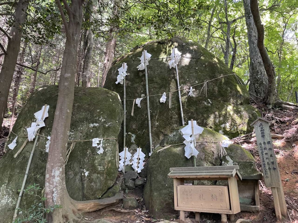 島根県雲南市大東町にある須我神社奥宮の巨大夫婦岩