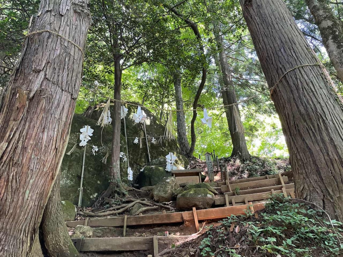 島根県雲南市大東町にある須我神社の奥宮の夫婦岩