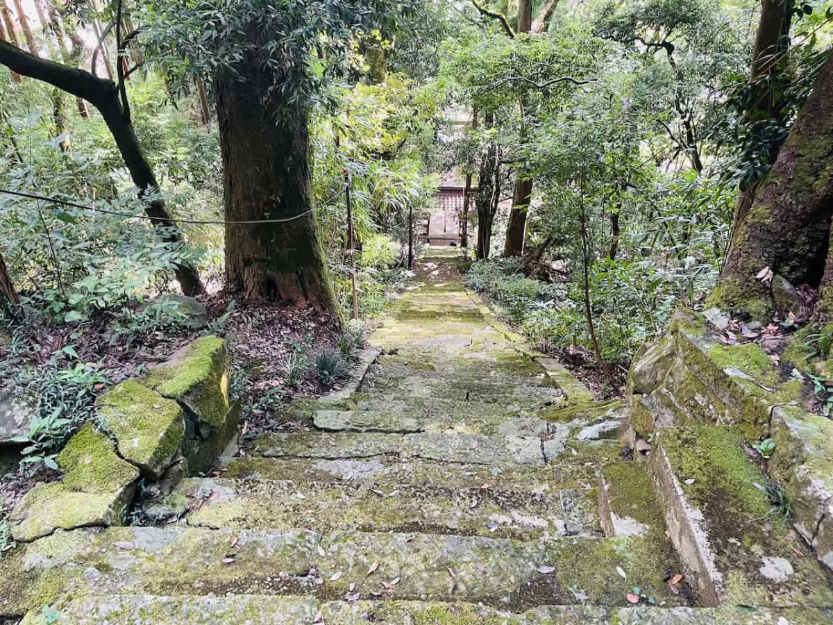 西伯郡伯耆町にある赤岩神社の参道