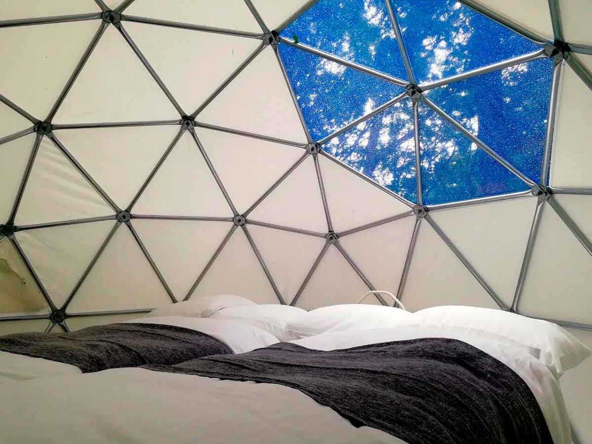 島根県江津市の温泉リゾート風の国内にあるグランピング施設のドーム型・球体型テント