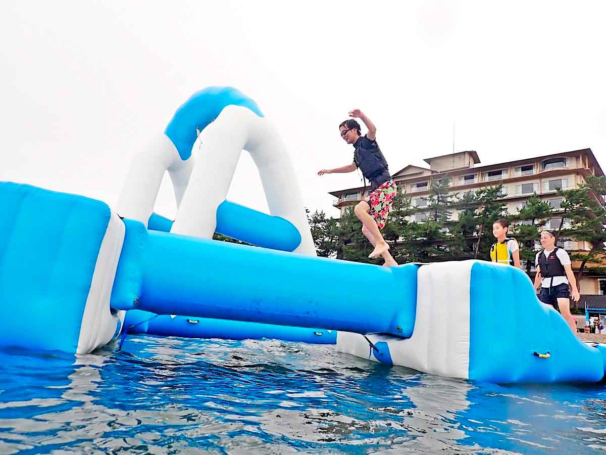 鳥取県米子市の皆生温泉で開催される夏イベント「海上アスレチック 海皆-KAIKAI-」の過去開催の様子