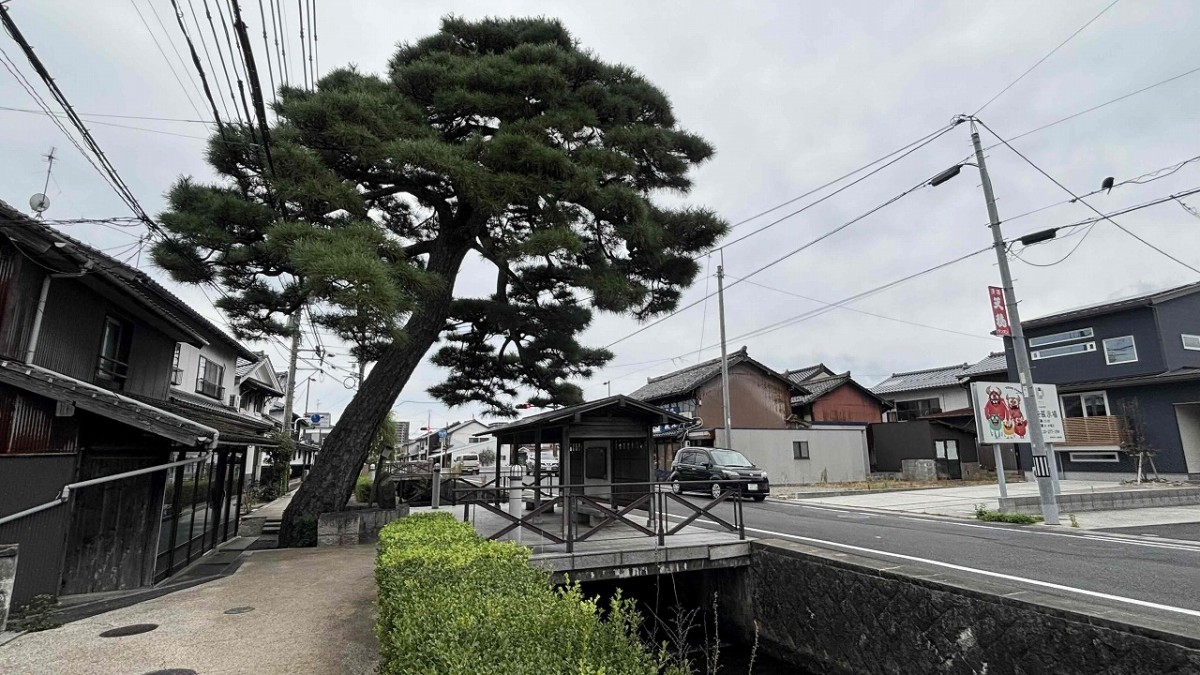 島根県出雲市大津町にある『大曲のまつ』の会場富屋整体入口