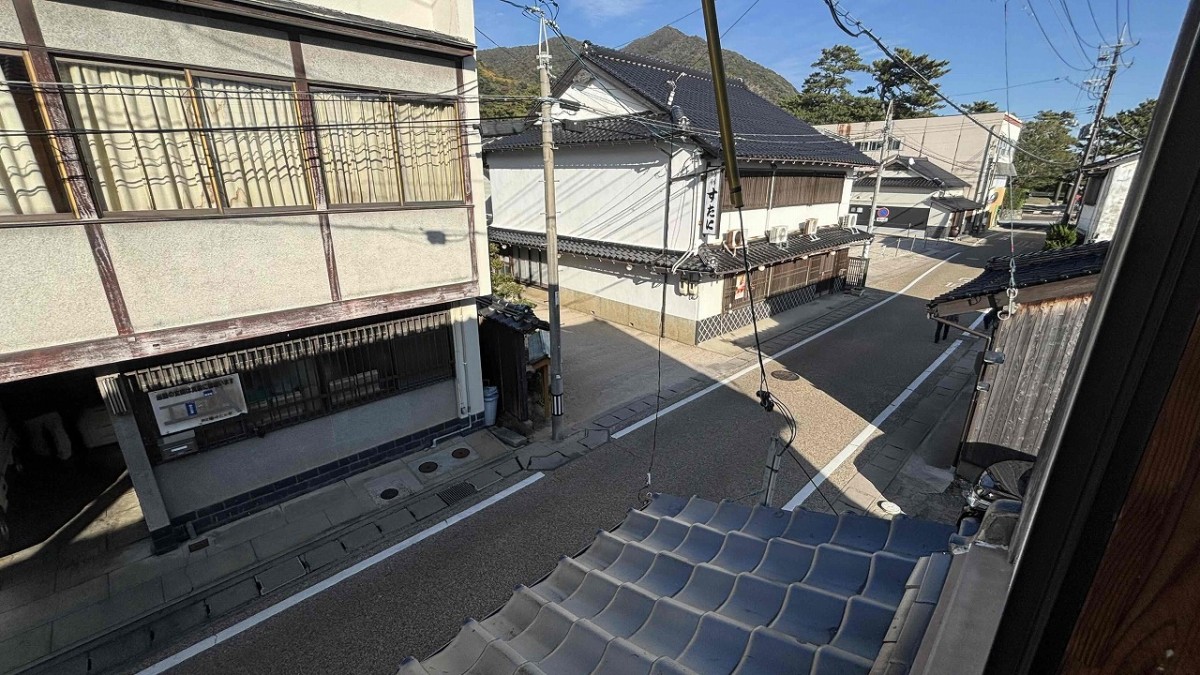島根県出雲市大社町にある一棟貸し古民家宿『養神館』から見える『勢留』