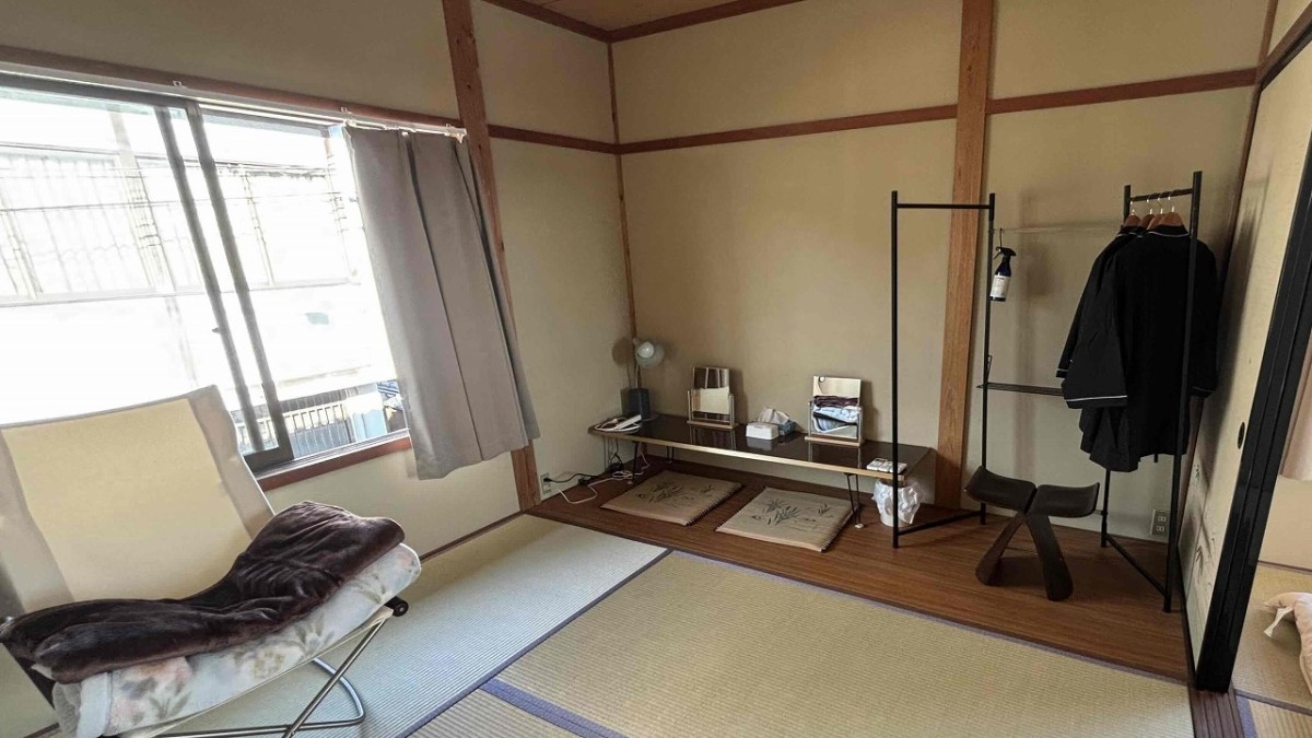 島根県出雲市大社町にある一棟貸し古民家宿『養神館』メインの寝室の支度スペース