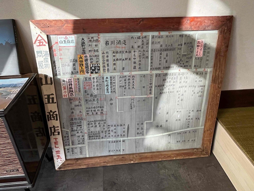 島根県出雲市大社町にある一棟貸し古民家宿『養神館』の土間にある古地図