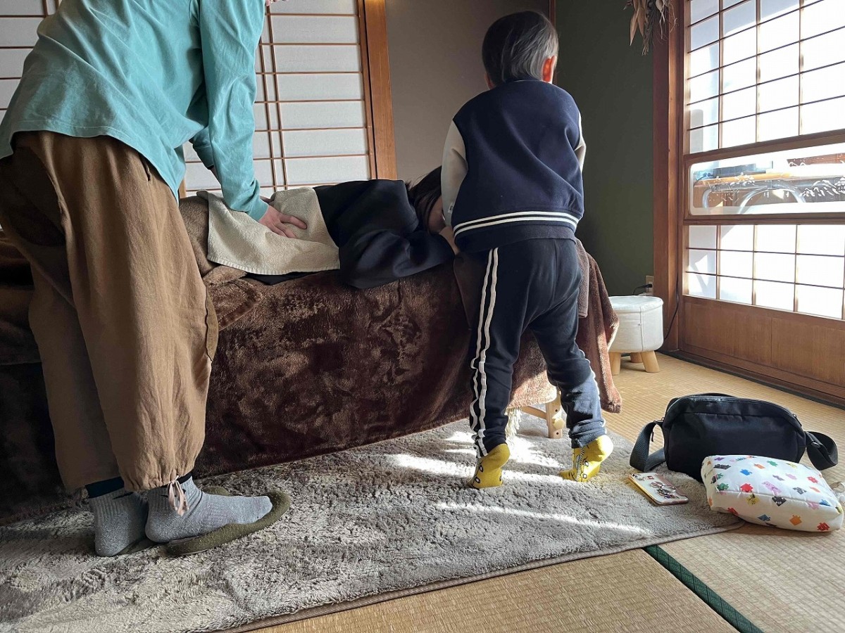 島根県出雲市今市町にある『富屋整体』の施術の様子