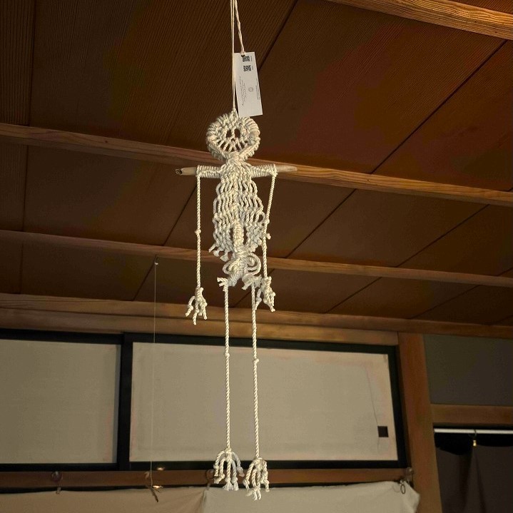 島根県出雲市今市町にある『富屋整体』のニット製のガイコツオブジェ