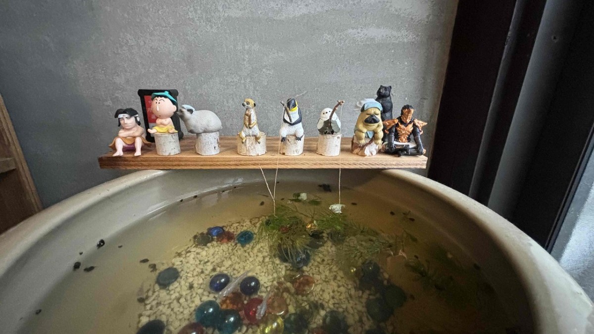 島根県出雲市今市町にある『富屋整体』の玄関の置物とメダカ