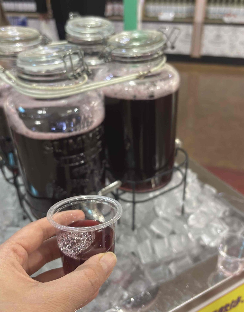 島根県出雲市大社町にある『島根ワイナリー』のブドウジュースの試飲