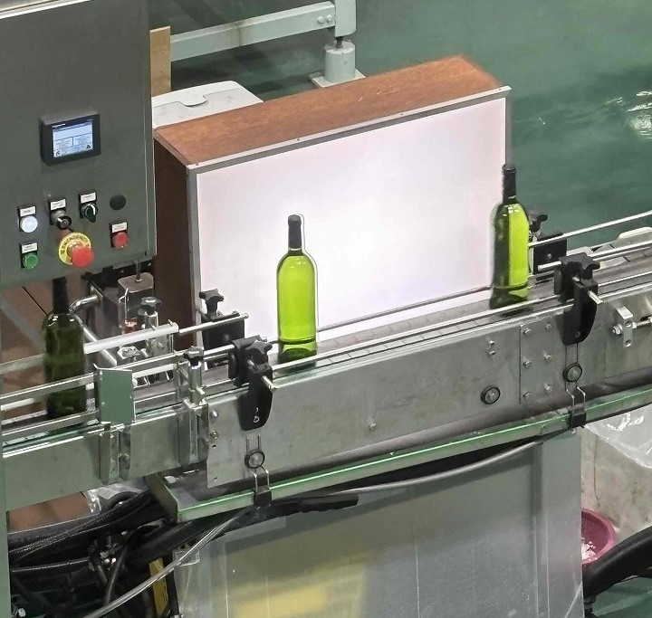 出雲市大社町にある『島根ワイナリー』の工場見学の様子