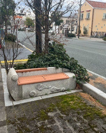 島根県出雲市の『くにびき中央通り』のベンチ